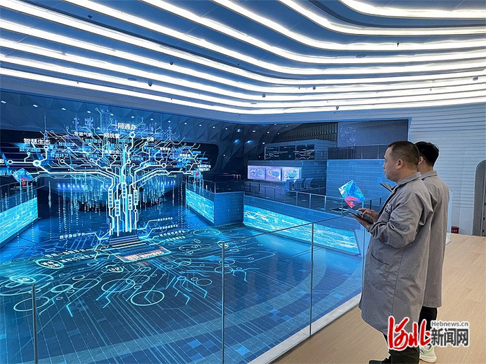 近日，工作人员正在雄安城市计算中心进行操作演示。 河北日报通讯员 秦程浩摄