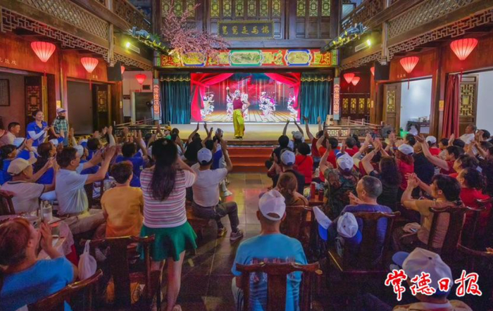 在常德河街鸳鸯走马楼非遗展演现场，观众们的掌声、欢呼声此起彼伏。常德日报记者 裴维维 摄