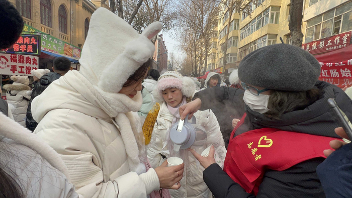 志愿者为游客免费送水