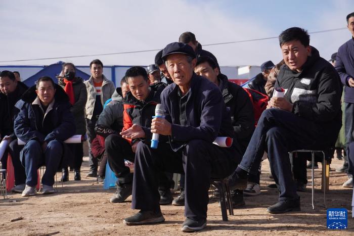   1月17日，宋家沟村村民在灾后重建协商会上提出建议。新华社记者 马希平 摄