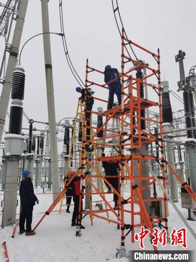 1月16日，在220千伏垣曲变电站，国网运城供电公司驻站值守人员正在配合220千伏桐垣I线路开展融冰工作。王同战摄