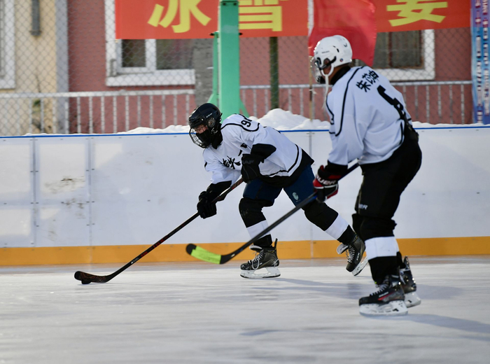 呼伦贝尔市海拉尔区铁路第一中学开展冰球项目训练。草原全媒·正北方网记者 孟和朝鲁 摄