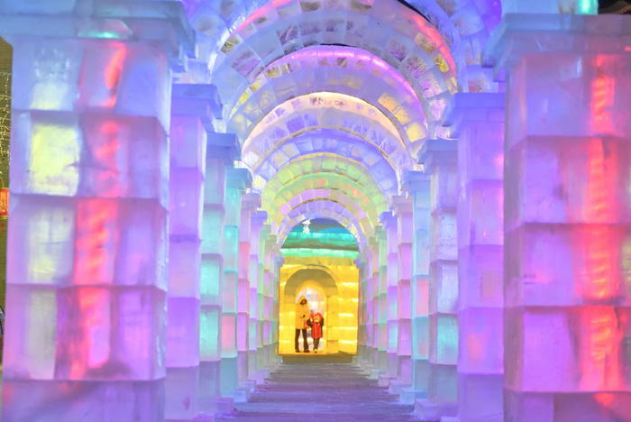 呼伦贝尔古城绚丽多姿的冰雕作品吸引人们打卡留念。草原全媒·正北方网记者 王晓博 摄