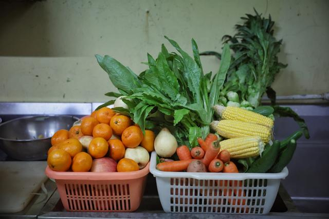 1月16日，北京动物园，金丝猴的伙食很丰盛，种类丰富，营养均衡。  新京报记者 薛珺 摄