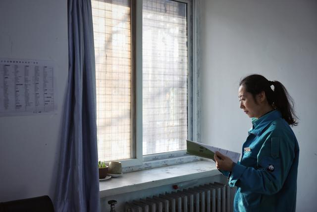 1月16日，北京动物园，饲养员王海春在查看老年动物的“饲养档案”。  新京报记者 薛珺 摄