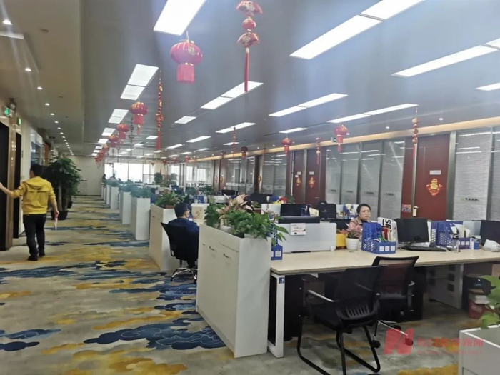 下午的鼎益丰办公区域工作人员寥寥无几 图片来源：每经记者：赵景致 摄