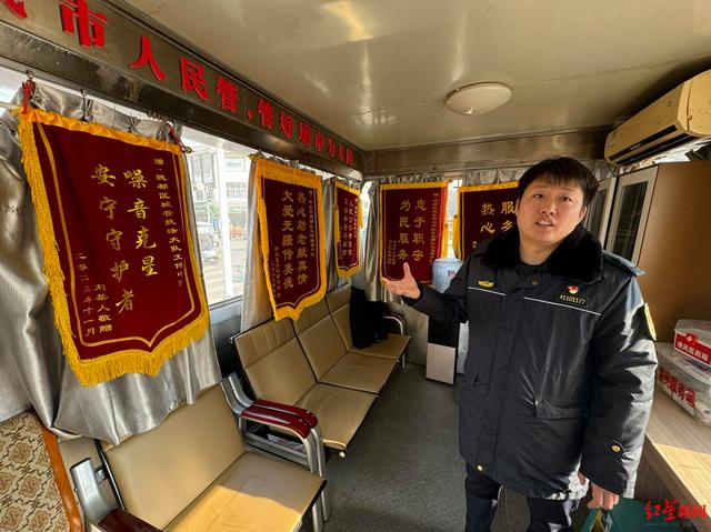 ▲魏都区城管队员的暖心付出获得了群众认可（祁彪 摄）