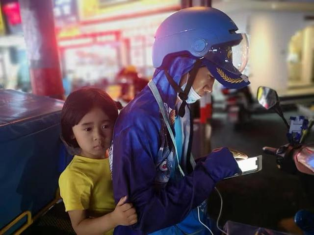 外卖骑手李帮勇和女儿，受访者供图。