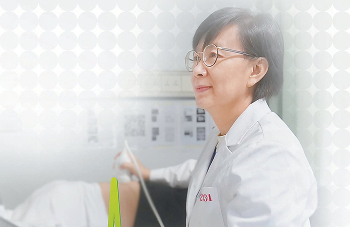 何怡华在为患者做影像检查 本报记者 王海欣摄