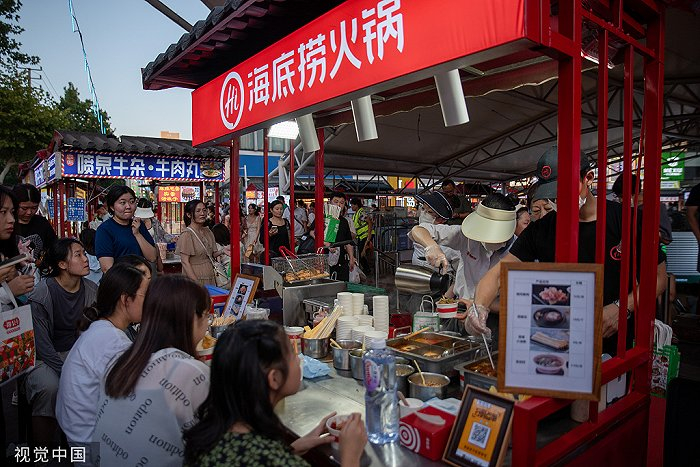 海底捞在青岛的夜市摆摊 图片来源：视觉中国