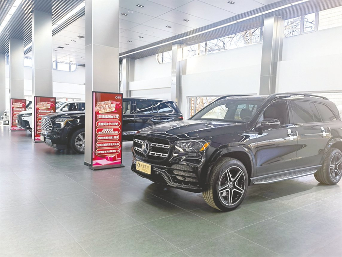 天津港综合保税区内一家车商的促销广告&nbsp;实习记者 苗诗雨 摄