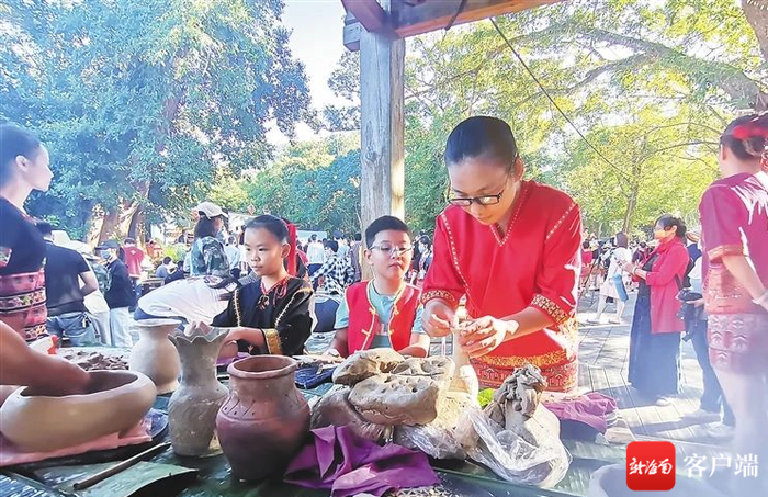 村民活动现场制作泥陶。白沙融媒体中心供图