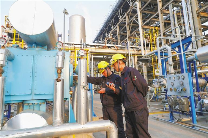 1月4日，蒲城清洁能源化工有限责任公司员工在检测设备运行状态。 记者 许奥博 摄