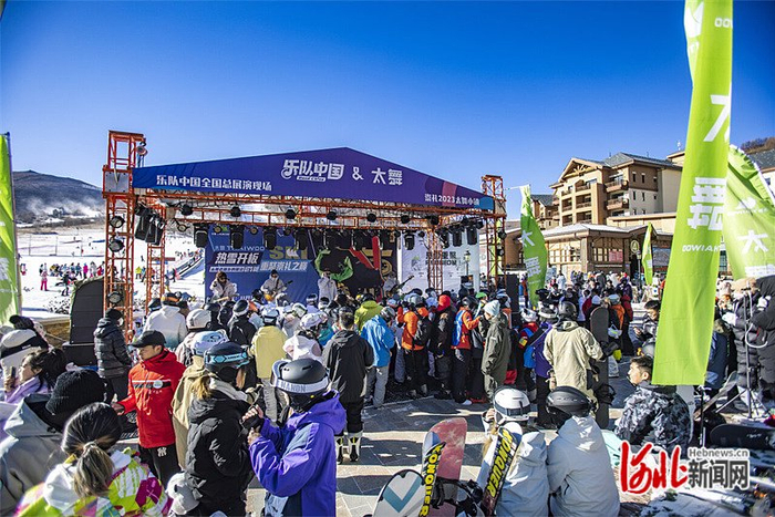 2023年11月11日，太舞滑雪场新雪季开板当天，乐队在雪场为游客进行表演。 河北日报通讯员 李登云摄