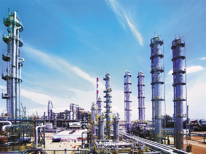 中煤陕西能源化工集团有限公司煤化工厂区烯烃分离装置（1月11日摄）。 记者 许奥博 摄
