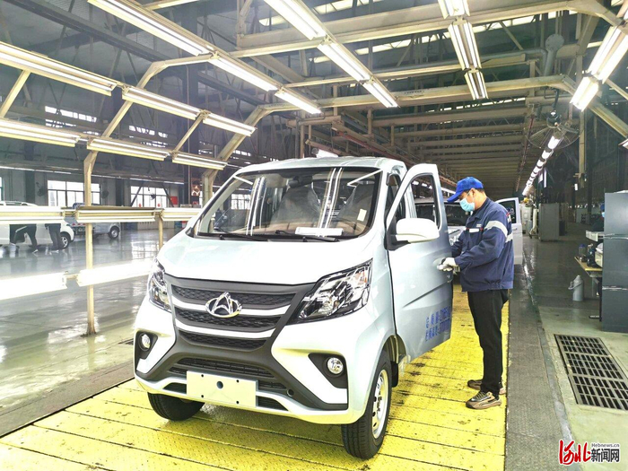 1月4日，在河北长安汽车有限公司总装车间，工人对刚下线的新能源轻型货车进行质量检验。河北长安汽车供图