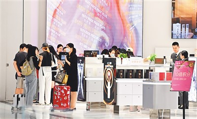 游客在cdf海口国际免税城内选购商品并体验“即购即提”带来的便利。新华社记者 杨冠宇摄