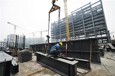 1月17日，通马路综合交通枢纽，工人准备吊装钢梁。新京报记者 王贵彬 摄