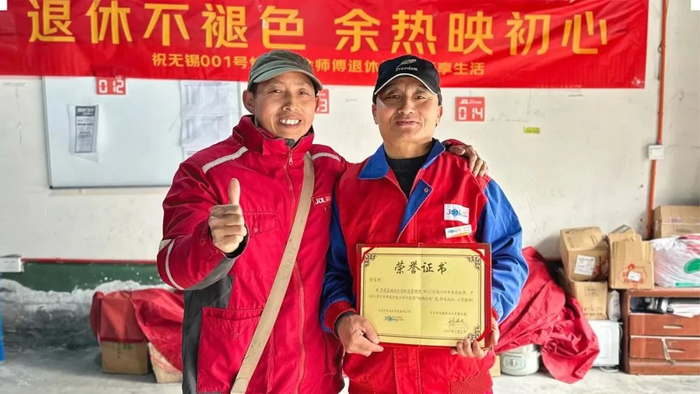 京东物流无锡001号快递员金宜财（右）和徒弟祁正年（左）图片来源：京东黑板报微信公众号