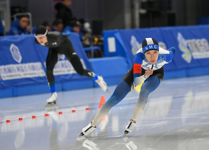 “十四冬”速度滑冰公开组女子5000米比赛激战正酣。草原全媒·正北方网记者 孟和朝鲁 摄