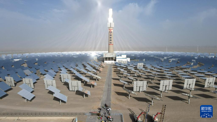 1月18日，研学团队学员在甘肃省敦煌市光电产业园区开展研学活动（无人机照片）。新华社发（张晓亮 摄）