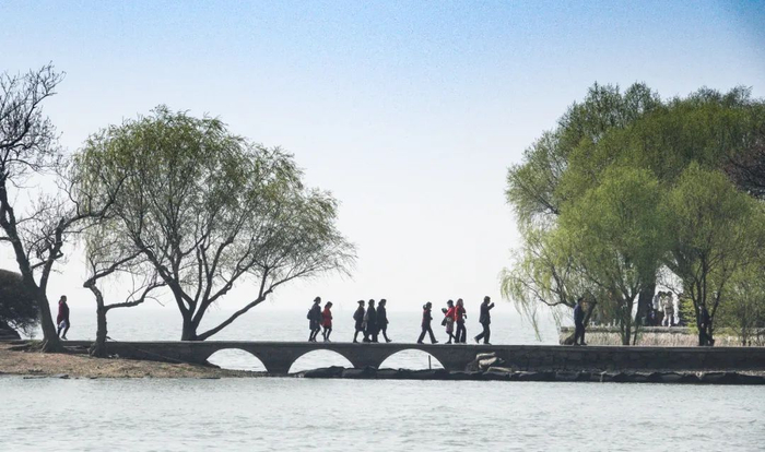 2021年3月13日，游人行走在在太湖之滨的鼋头渚景区。新华社记者杨磊摄