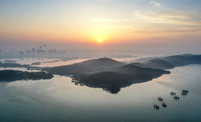 2021年3月13日，初升的太阳照耀在太湖之滨的鼋头渚景区。新华社记者杨磊摄