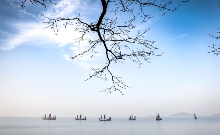 2021年3月13日，初升的太阳照耀在太湖之滨的鼋头渚景区。新华社记者杨磊摄