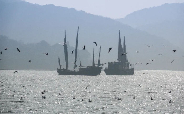 2021年3月13日，初升的太阳照耀在太湖之滨的鼋头渚景区。新华社记者杨磊摄