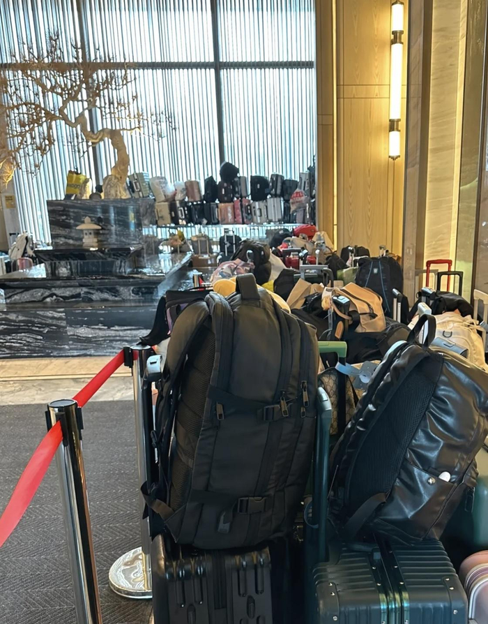 哈尔滨洗浴中心的大堂排满行李箱。