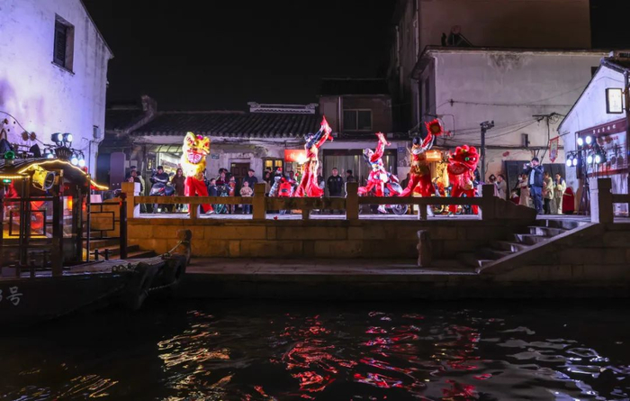 游客在古运河畔的清名桥历史文化街区观看民俗文化表演。新华社记者杨磊摄