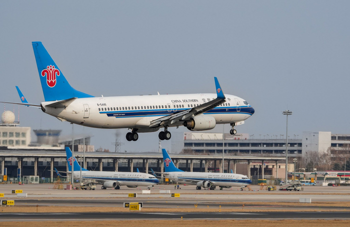 郑州机场正在降落的南航飞机