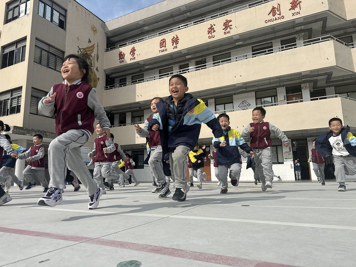 2023年11月15日，上海，浦东新区周浦小学，学生在参加课外活动。视觉中国 资料图
