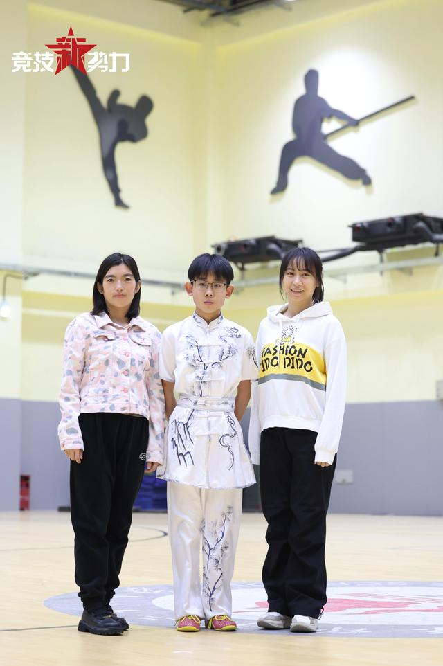 初中一年，刘冠臣在习武和学业中找到了平衡。（左：班主任老师安康、右：武术社团老师王悦）  新京报记者 王飞 摄