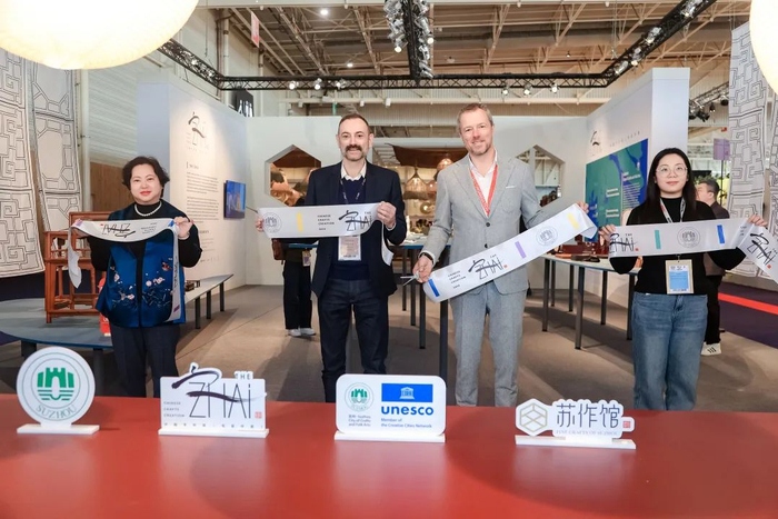 开幕现场嘉宾共同为「THE ZHAI 宅兹中国」剪彩