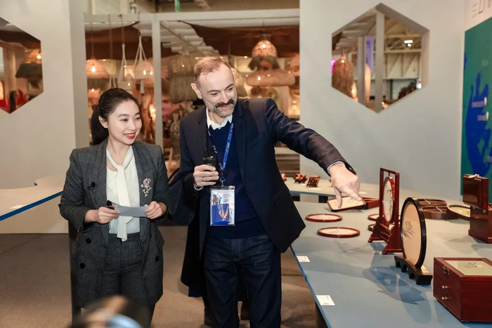 「THE ZHAI 宅兹中国」策展人弗朗索瓦·德克劳先生现场导览