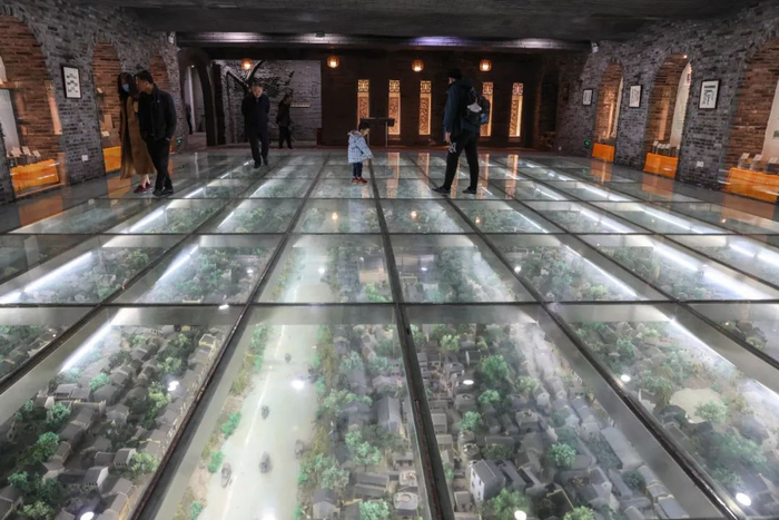 12月8日，游客在古运河畔的清名桥历史文化 街区无锡窑群遗址博物馆参观。新华社记者杨磊摄