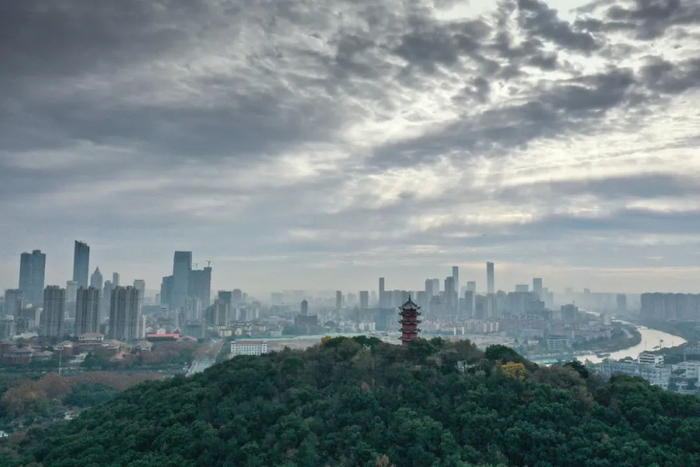 大运河边的无锡锡山与城区景色。新华社记者杨磊摄