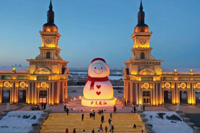 （图为哈尔滨群力音乐公园大雪人，来源：摄图网）