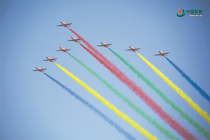 　　1月18日，中国空军“红鹰”飞行表演队进行飞行表演。 张驰 摄