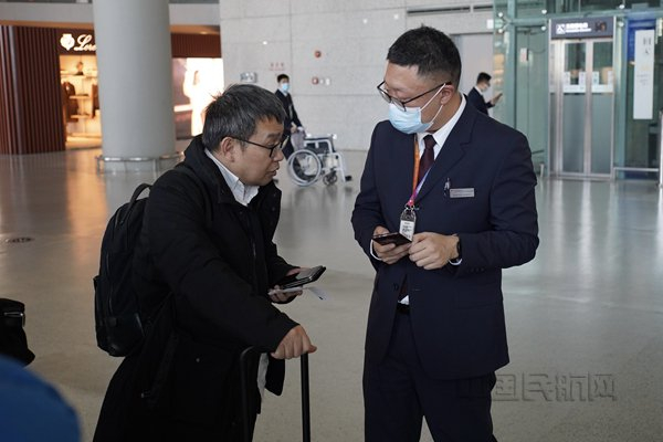 东航地服工作人员用GWS服务旅客（东航地服供图）