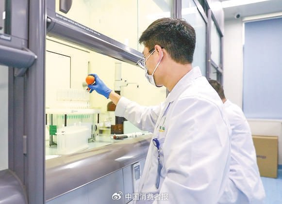 工作人员检测特医食品。