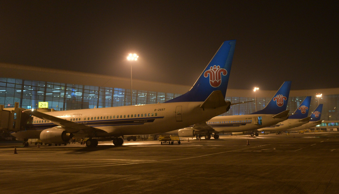 南航飞机停靠在郑州机场登机廊桥上下客