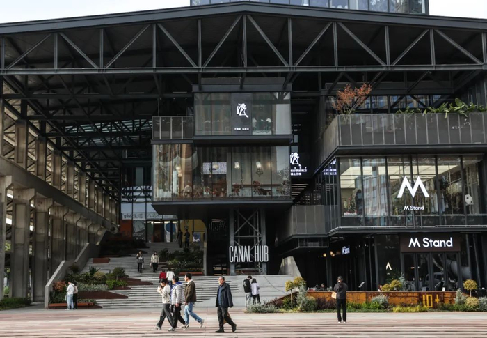 由钢铁厂的废弃厂房改造成的锡钢浜运河汇商业旅游街区吸引众多游客。新华社记者杨磊摄