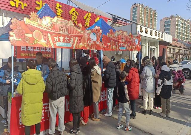 （图：唐山玉田县，盒马快闪店前围满了采购年货的市民）