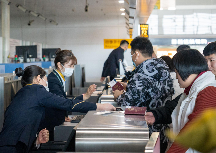 旅客在郑州机场南航值机柜台办理乘机手续