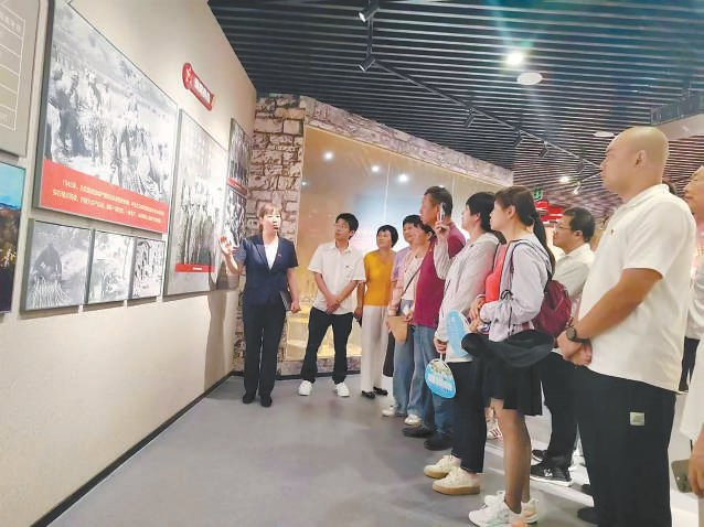 王利燕在平北红色第一村纪念馆为观众讲解。 受访者供图