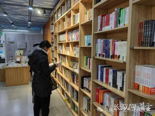 市民在书店阅读书籍。长城网·冀云客户端记者 赵绅光 摄