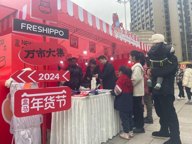 （图：重庆万州区，盒马快闪店前围绕采购的市民）
