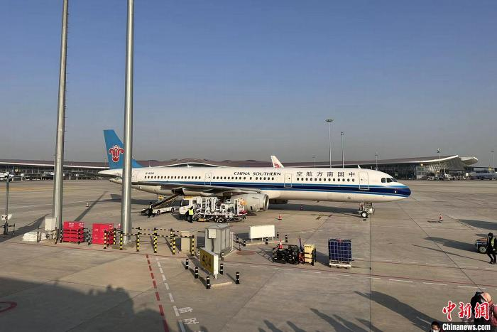 北京大兴国际机场，一架预备起飞的飞机。 吴家驹 摄